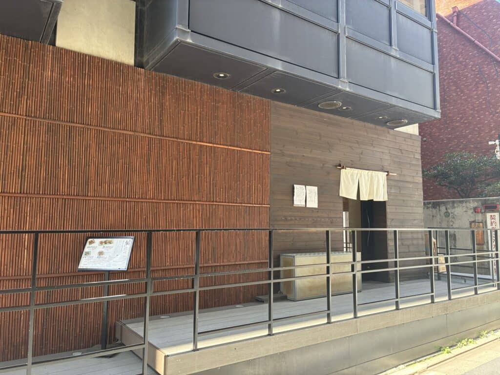 六本木の大通りに面したビルの外観