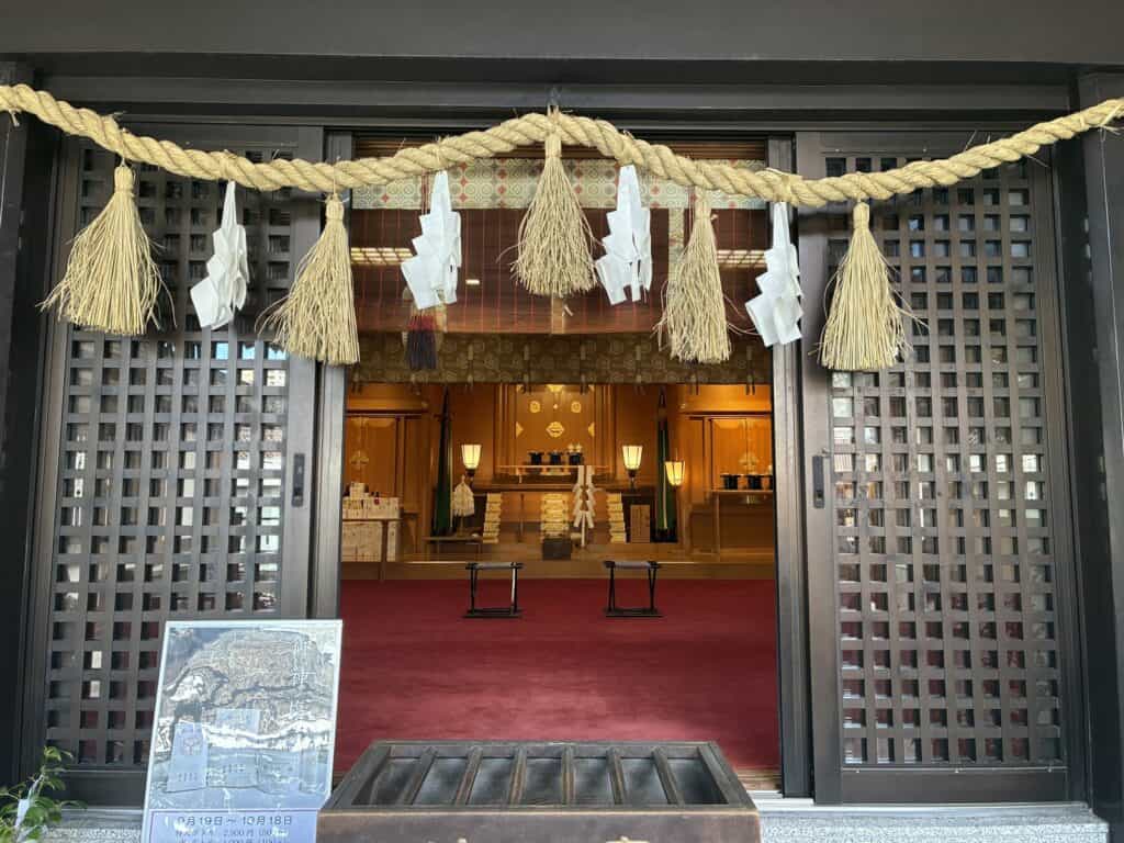 注連縄がかかった出雲大社 東京分祠の入口