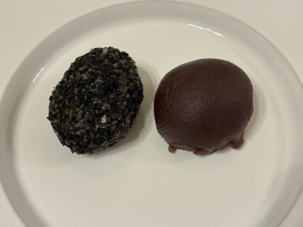 白い皿に並んだごまのおはぎとこしあんのおはぎ