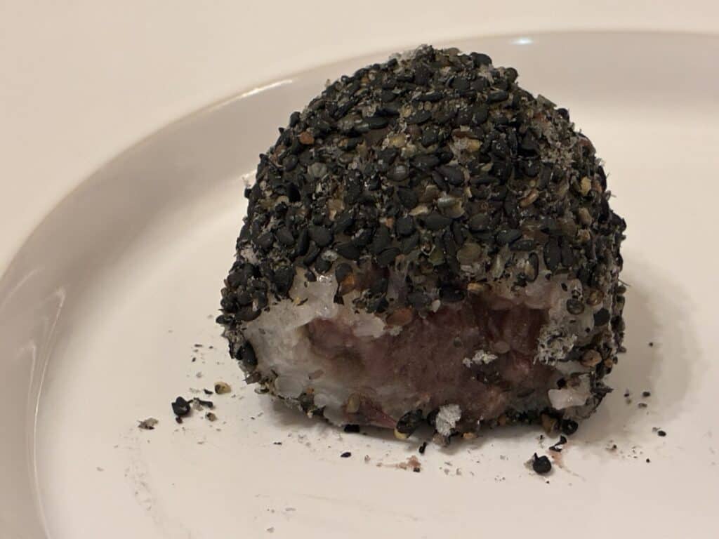 全体が黒胡麻で覆われたごまのおはぎ