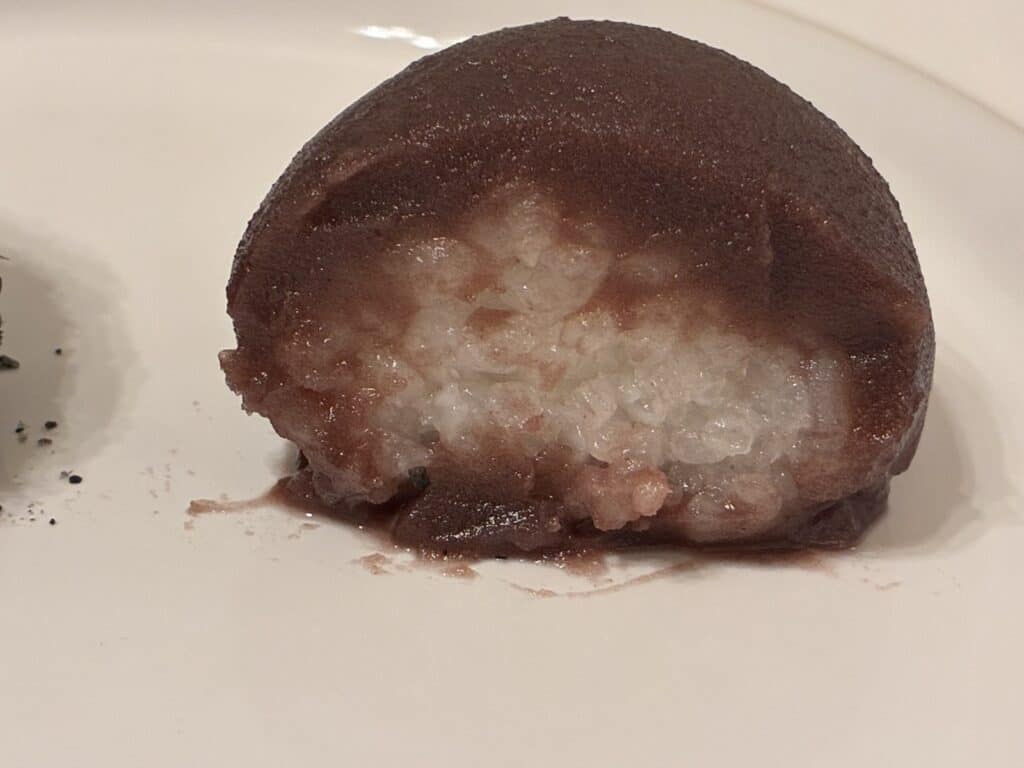 半分に割ったこしあんのおはぎの断面