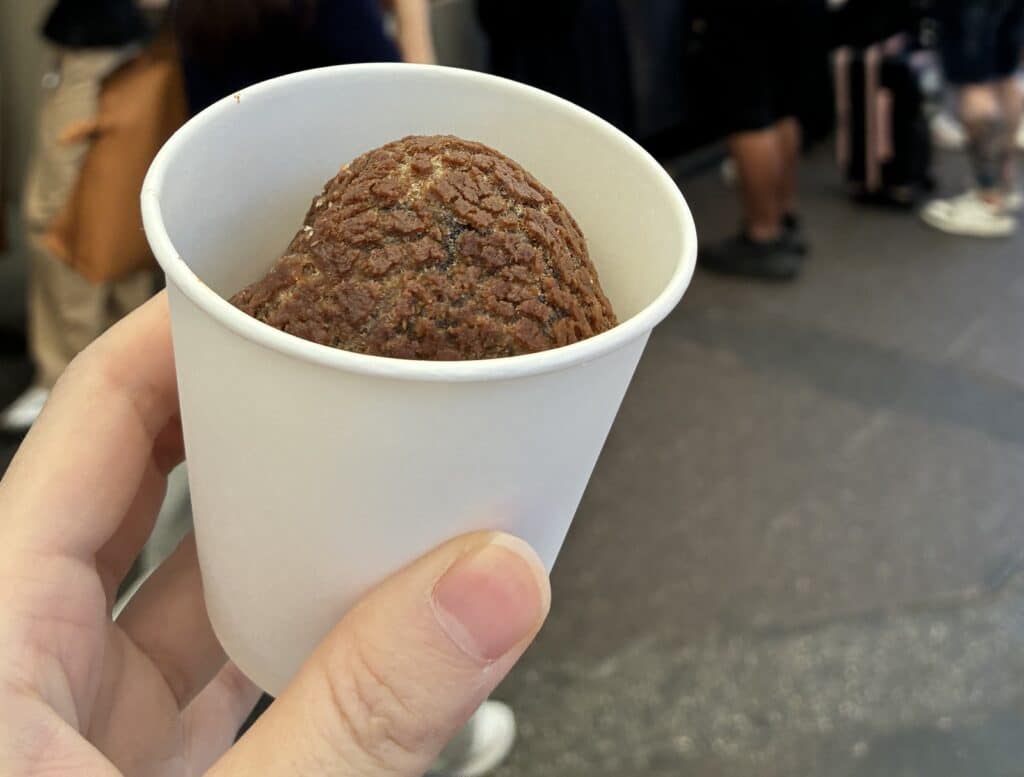 紙コップに入った、もち米スイートドーナツ