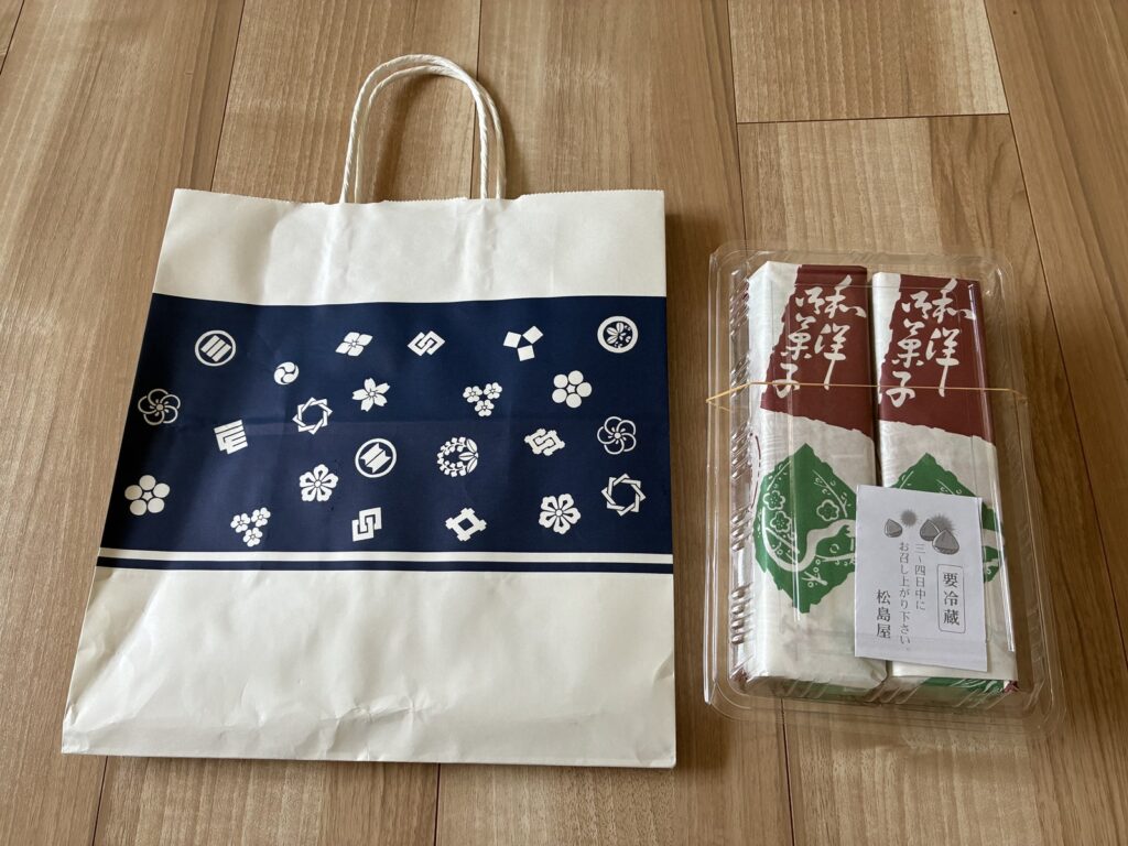 紺と白の紙袋と、包まれた栗蒸し羊羹