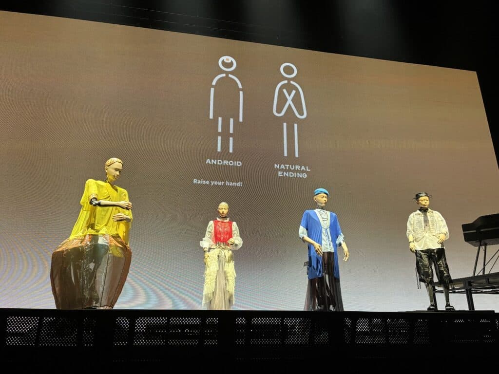 舞台の上に並ぶ4体のアンドロイドと、ANDROID・NATURAL ENDINGの文字