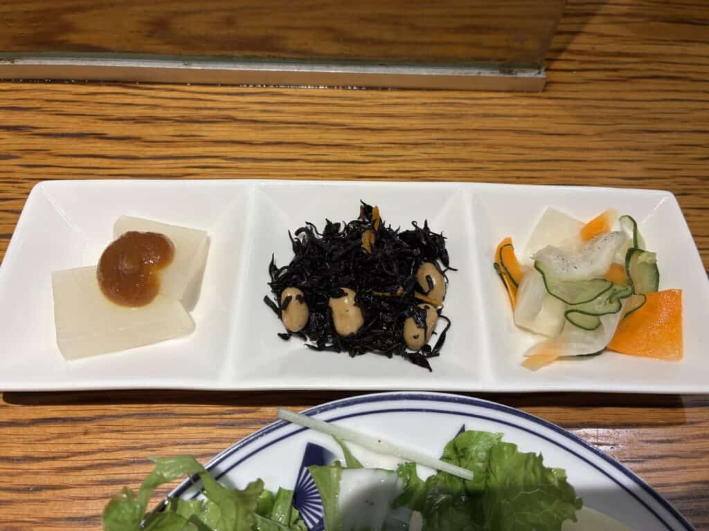 風呂吹き大根、ひじきの煮物、漬物が並んだ小鉢のプレート
