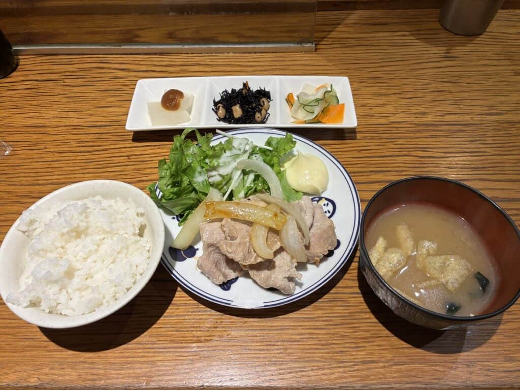 豚の生姜焼き定食。ご飯、お味噌汁、小鉢と一緒に配膳された状態