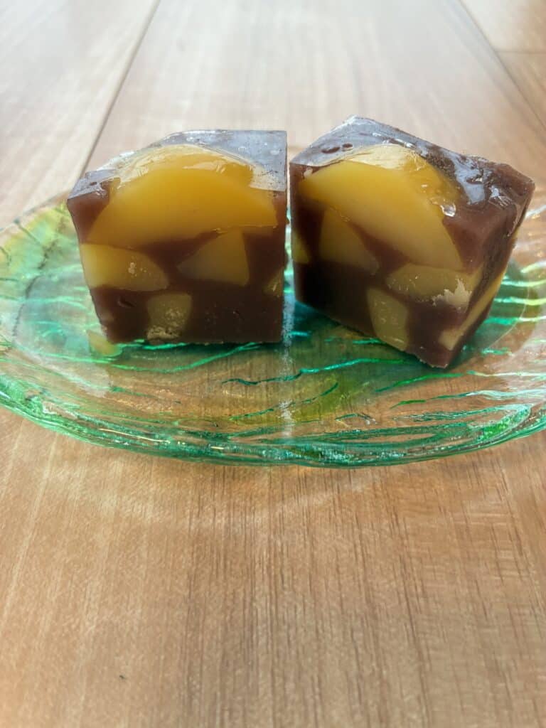 半分に切った栗蒸し羊羹の断面。こし餡の中に栗の塊がいくつも入っている