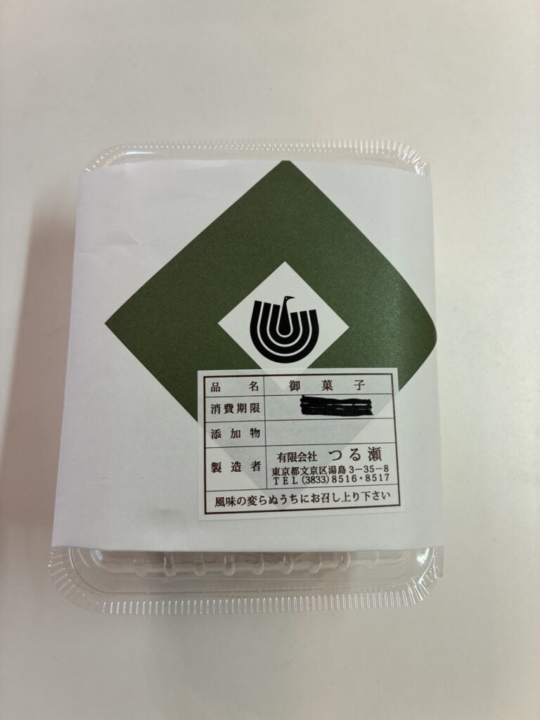 つる瀬の掛け紙が巻かれた透明のパック。緑の菱形に鶴のマーク