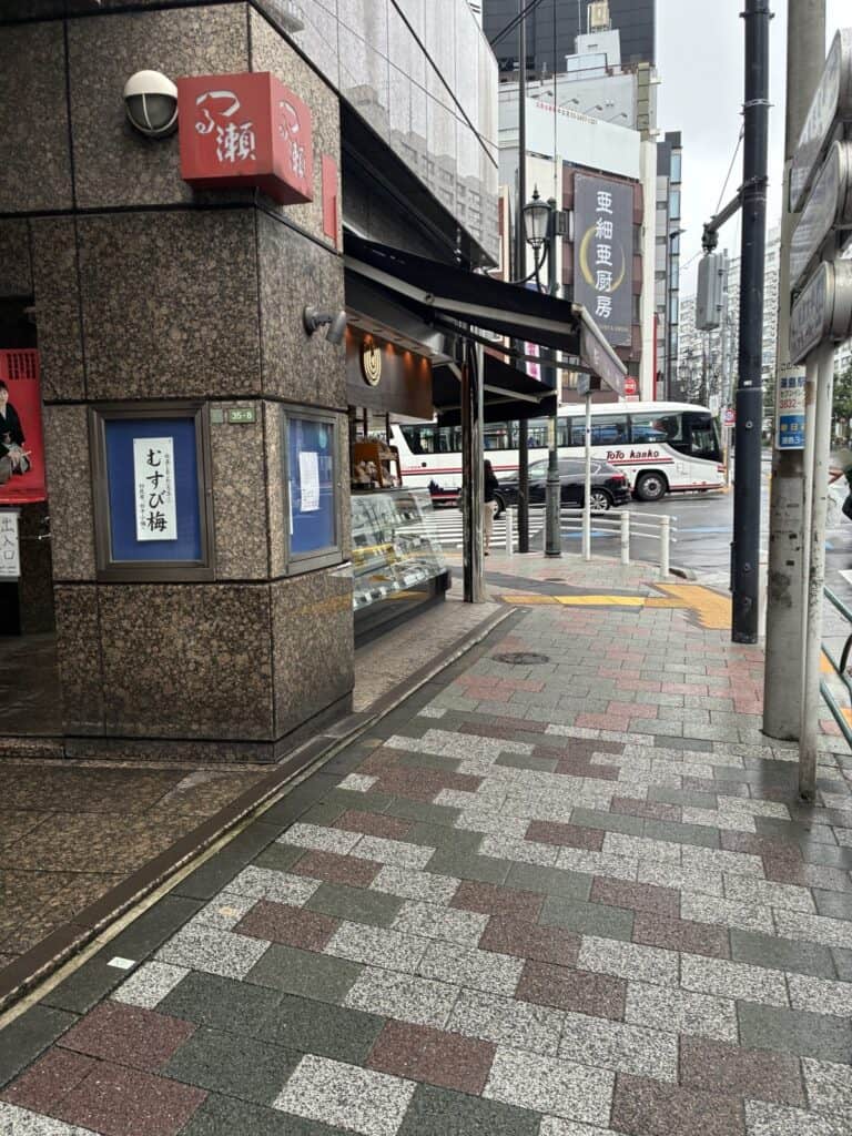 つる瀬 湯島本店の外観。建物の角の上に店名の看板が出ている